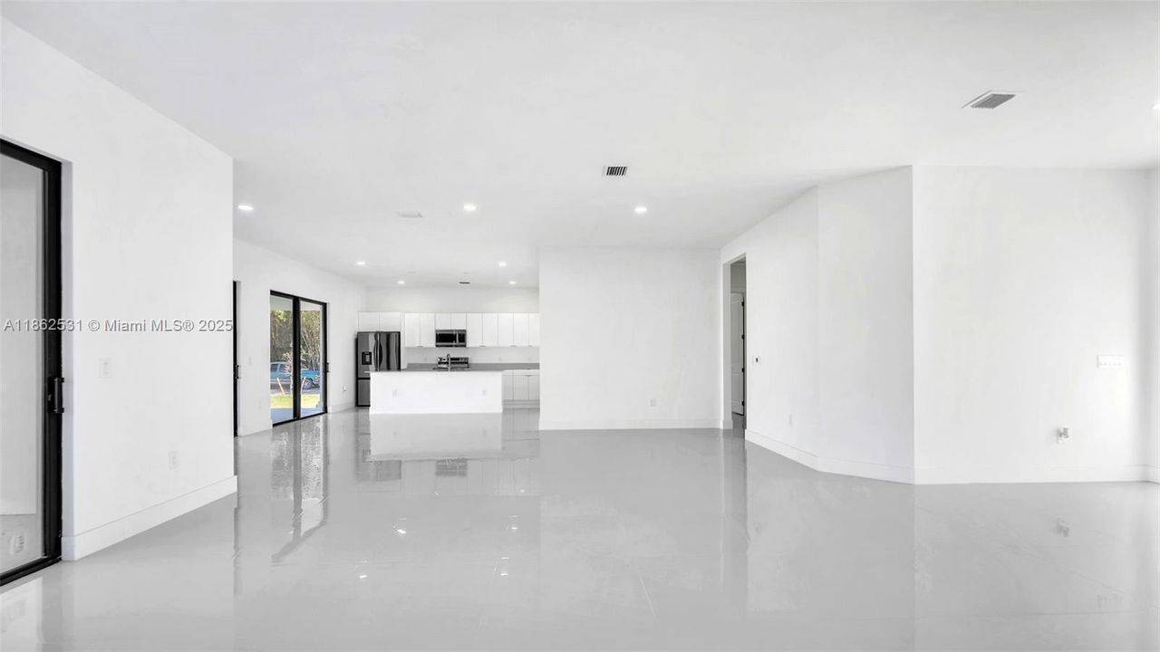 Под контрактом: $1,025,000 (5 спален, 4 ванн, 2850 Квадратных фут)