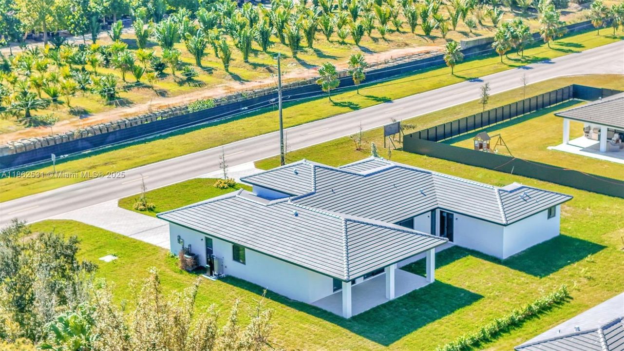 Под контрактом: $1,025,000 (5 спален, 4 ванн, 2850 Квадратных фут)