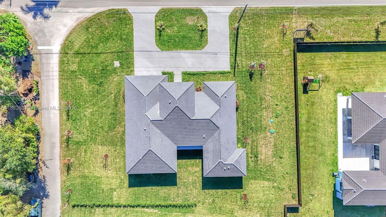 Под контрактом: $1,025,000 (5 спален, 4 ванн, 2850 Квадратных фут)