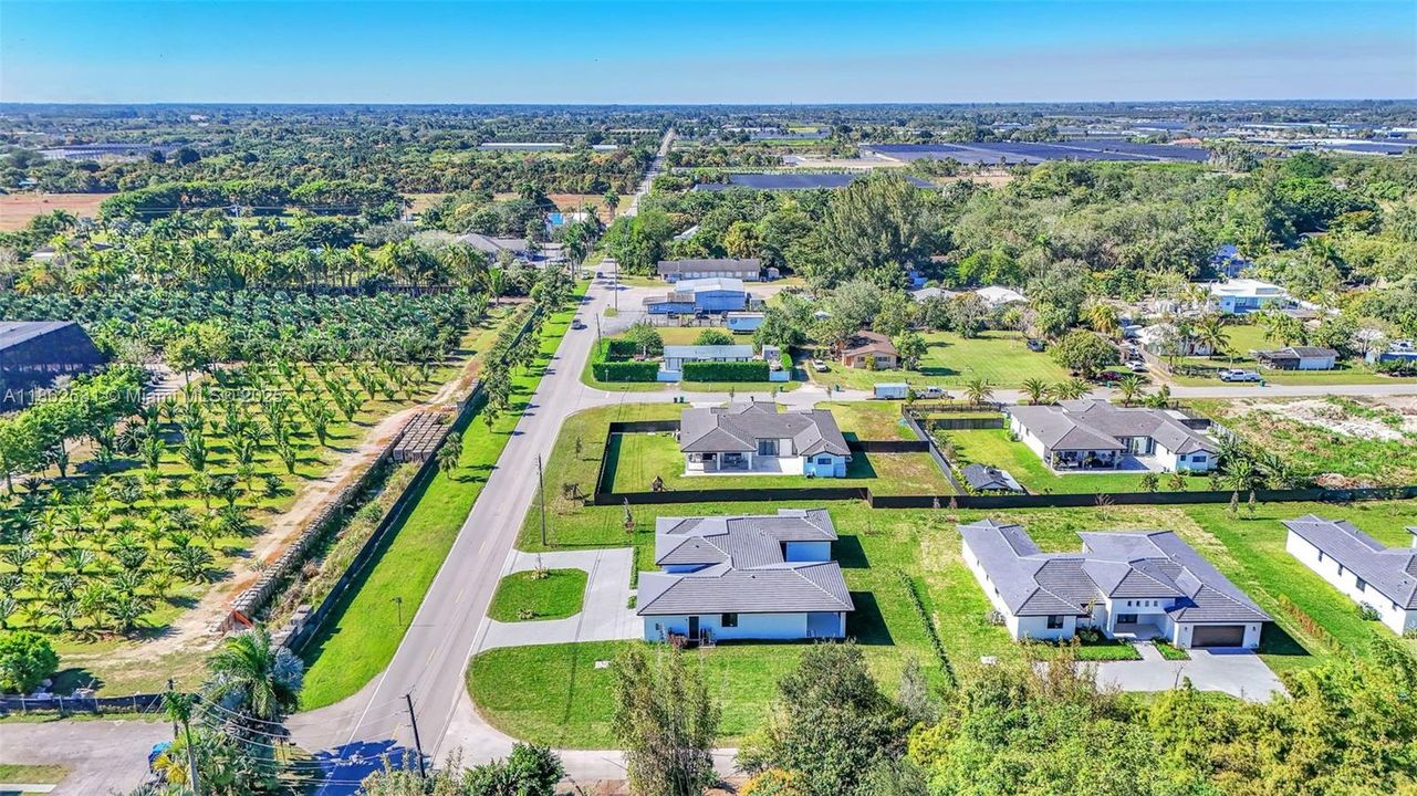 Под контрактом: $1,025,000 (5 спален, 4 ванн, 2850 Квадратных фут)