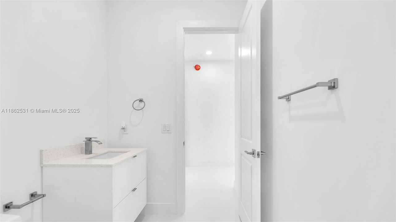 Под контрактом: $1,025,000 (5 спален, 4 ванн, 2850 Квадратных фут)