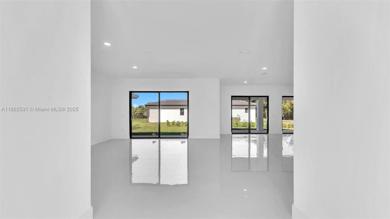 Под контрактом: $1,025,000 (5 спален, 4 ванн, 2850 Квадратных фут)