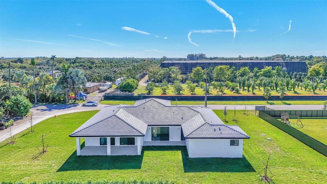 Под контрактом: $1,025,000 (5 спален, 4 ванн, 2850 Квадратных фут)