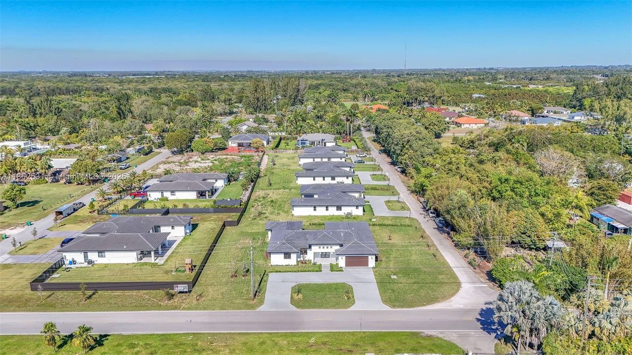 Под контрактом: $1,025,000 (5 спален, 4 ванн, 2850 Квадратных фут)