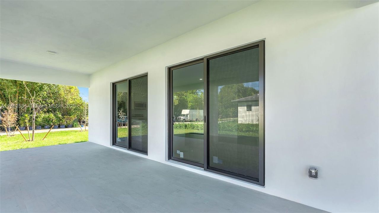 Под контрактом: $1,025,000 (5 спален, 4 ванн, 2850 Квадратных фут)