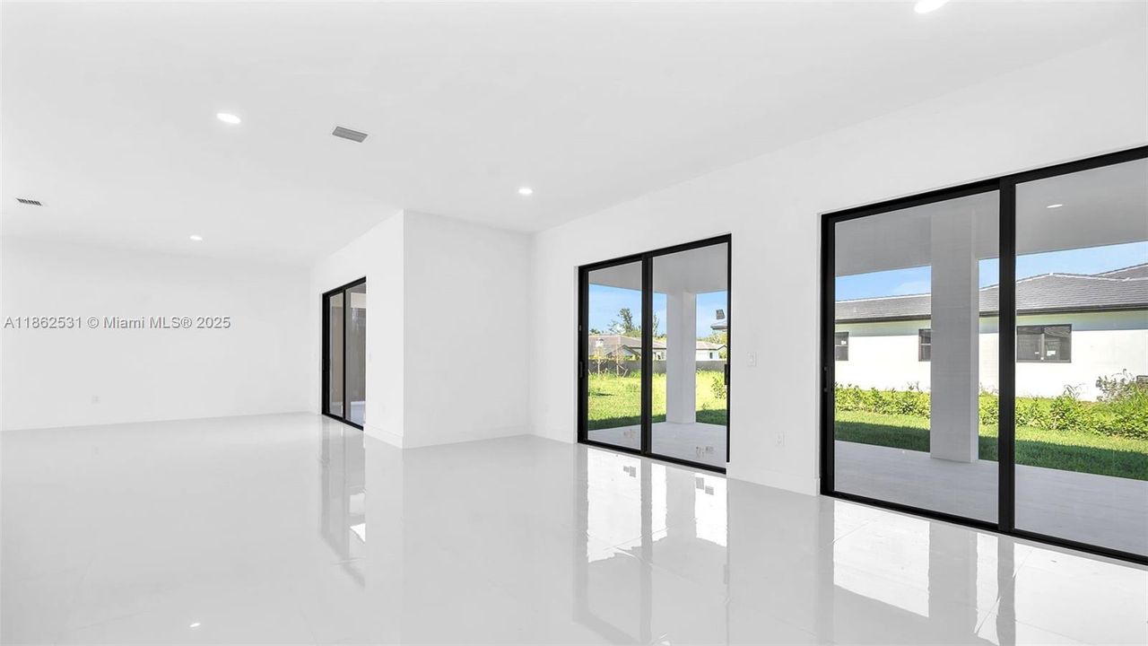 Под контрактом: $1,025,000 (5 спален, 4 ванн, 2850 Квадратных фут)