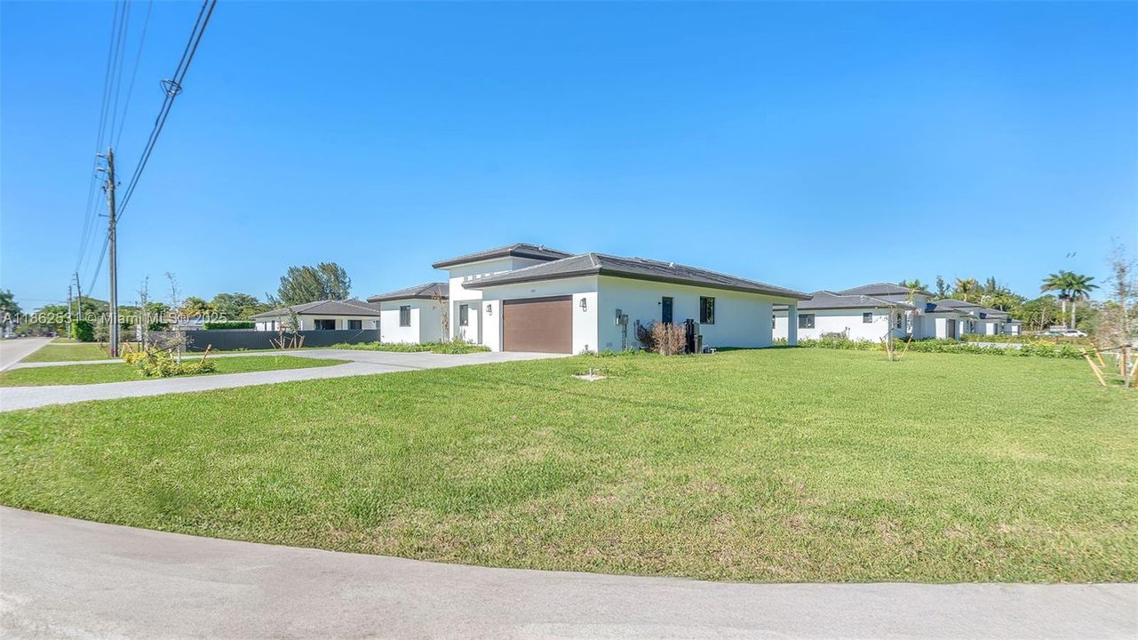 Под контрактом: $1,025,000 (5 спален, 4 ванн, 2850 Квадратных фут)