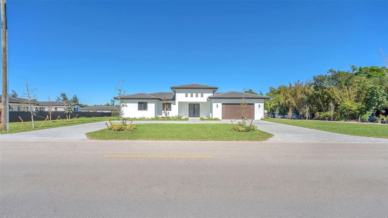 Под контрактом: $1,025,000 (5 спален, 4 ванн, 2850 Квадратных фут)