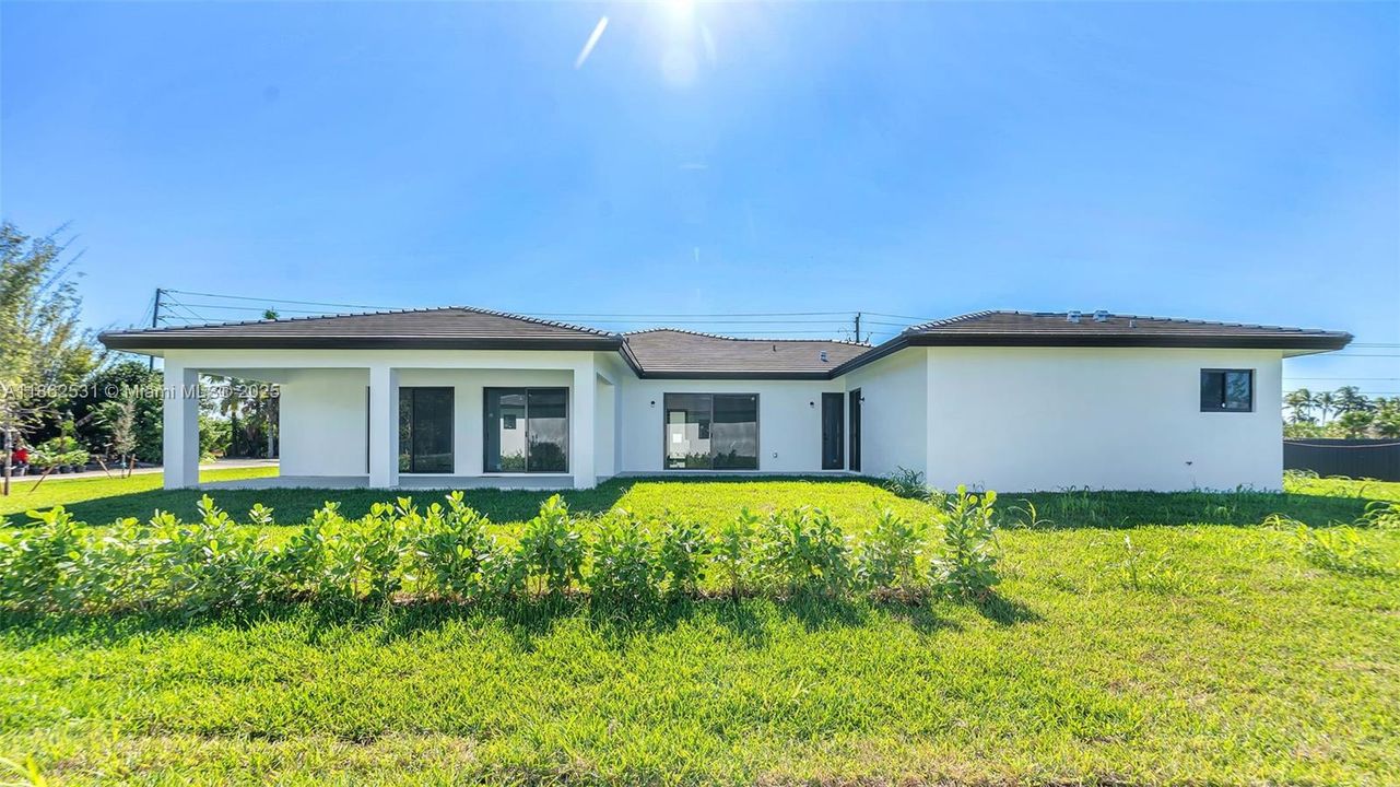 Под контрактом: $1,025,000 (5 спален, 4 ванн, 2850 Квадратных фут)