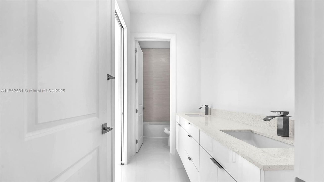 Под контрактом: $1,025,000 (5 спален, 4 ванн, 2850 Квадратных фут)