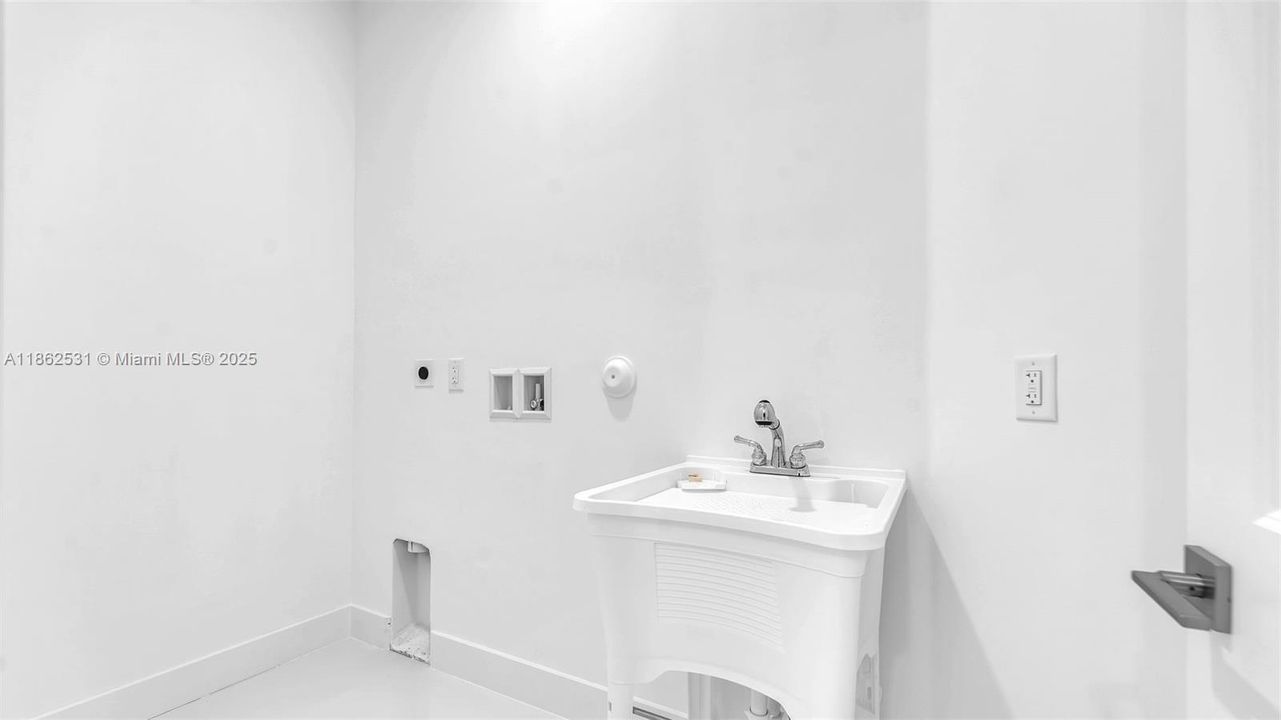 Под контрактом: $1,025,000 (5 спален, 4 ванн, 2850 Квадратных фут)