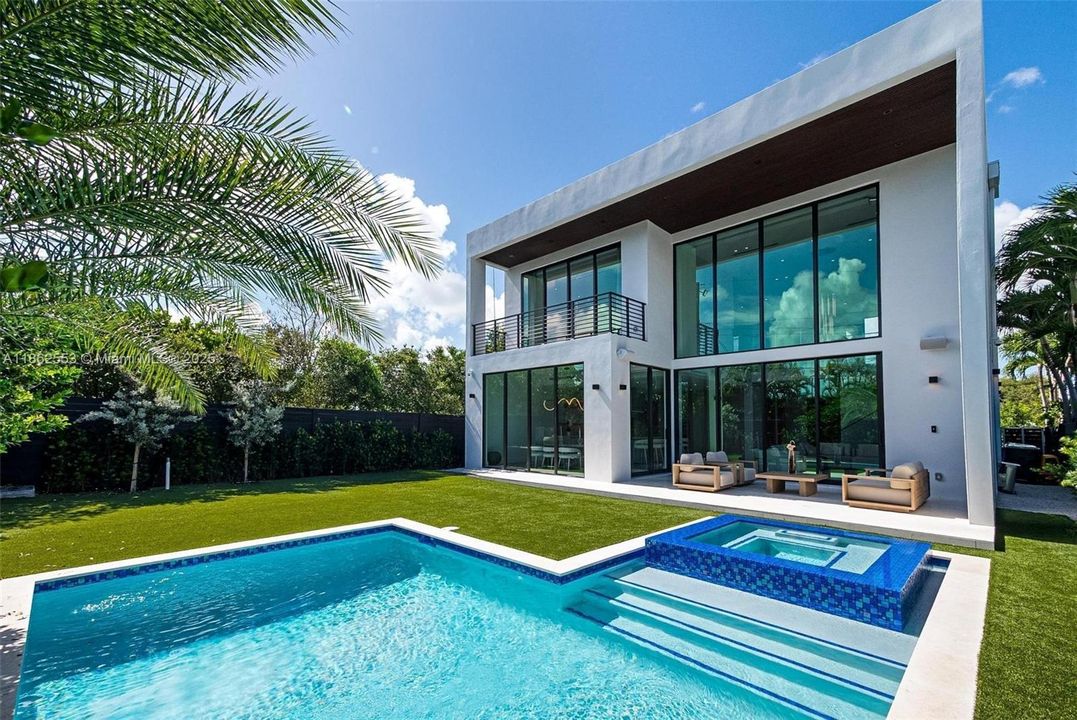 合同活跃: $3,500,000 (5 贝兹, 4 浴室, 4370 平方英尺)