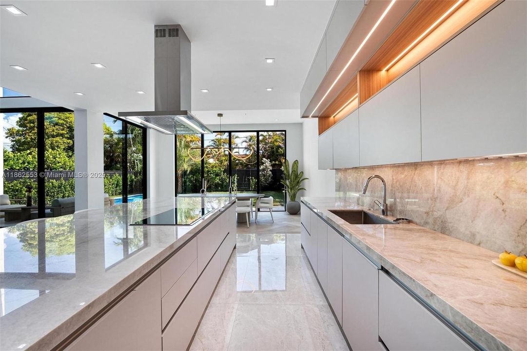 合同活跃: $3,500,000 (5 贝兹, 4 浴室, 4370 平方英尺)