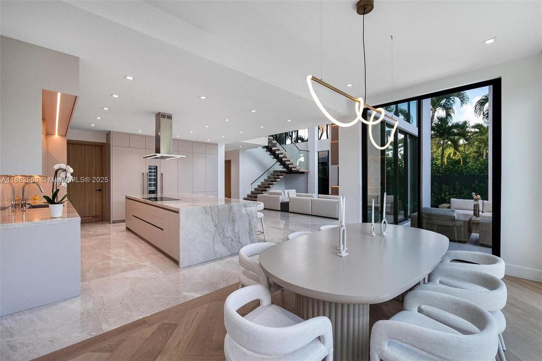 合同活跃: $3,500,000 (5 贝兹, 4 浴室, 4370 平方英尺)