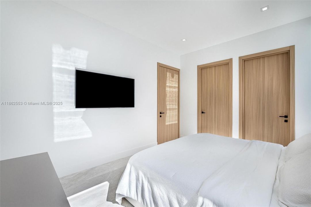 合同活跃: $3,500,000 (5 贝兹, 4 浴室, 4370 平方英尺)