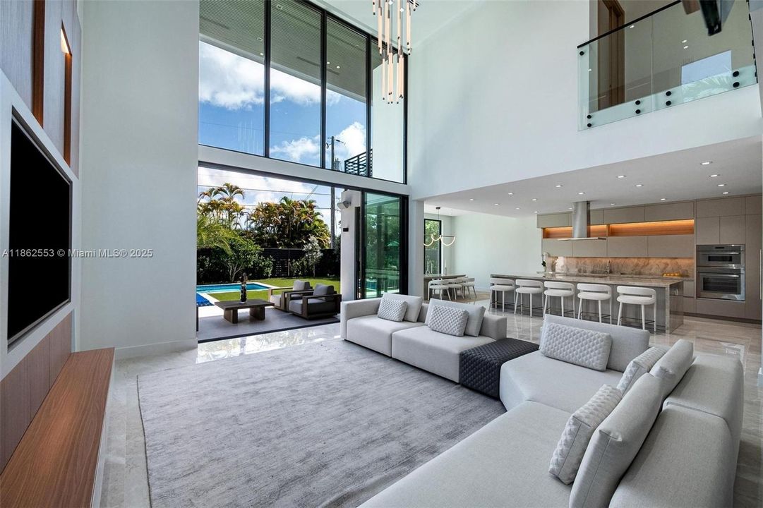 合同活跃: $3,500,000 (5 贝兹, 4 浴室, 4370 平方英尺)