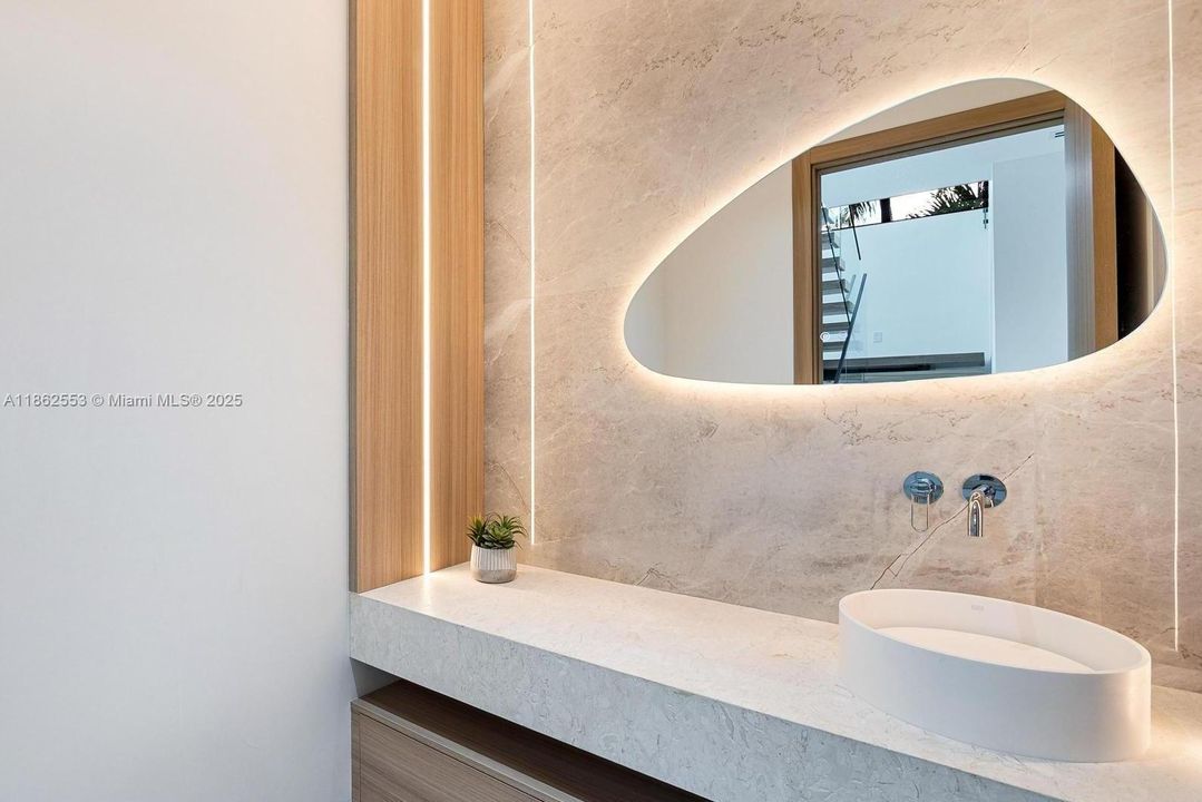 合同活跃: $3,500,000 (5 贝兹, 4 浴室, 4370 平方英尺)