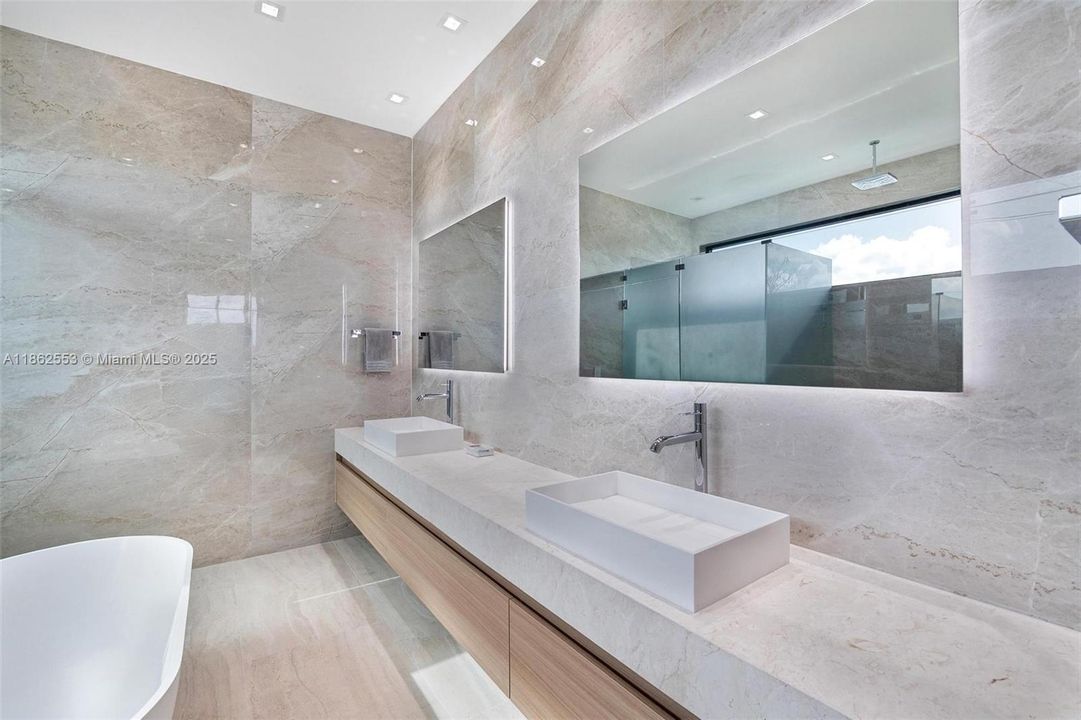 合同活跃: $3,500,000 (5 贝兹, 4 浴室, 4370 平方英尺)