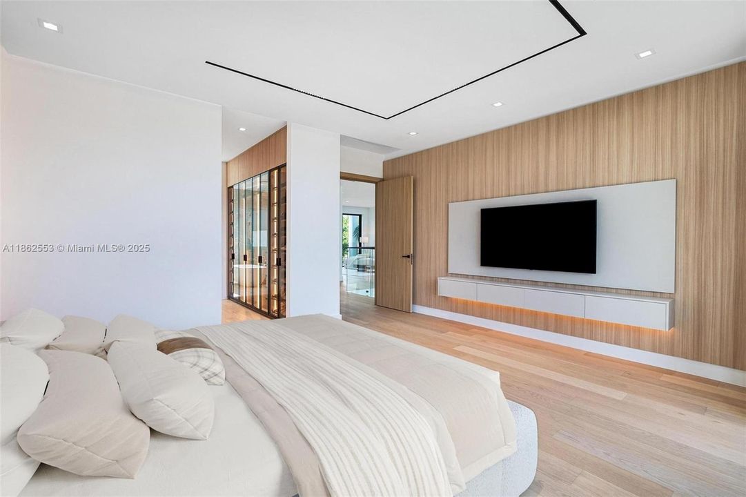 合同活跃: $3,500,000 (5 贝兹, 4 浴室, 4370 平方英尺)