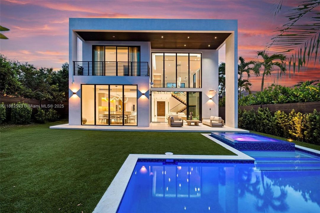 合同活跃: $3,500,000 (5 贝兹, 4 浴室, 4370 平方英尺)