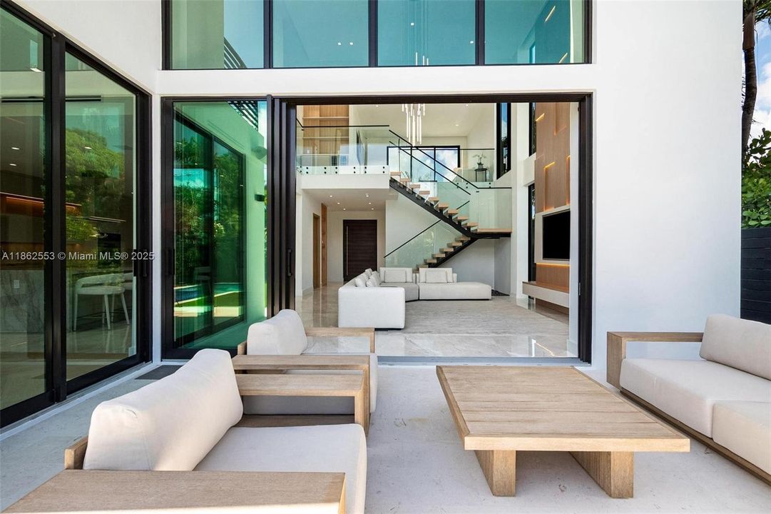 合同活跃: $3,500,000 (5 贝兹, 4 浴室, 4370 平方英尺)