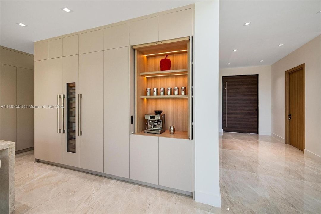 合同活跃: $3,500,000 (5 贝兹, 4 浴室, 4370 平方英尺)