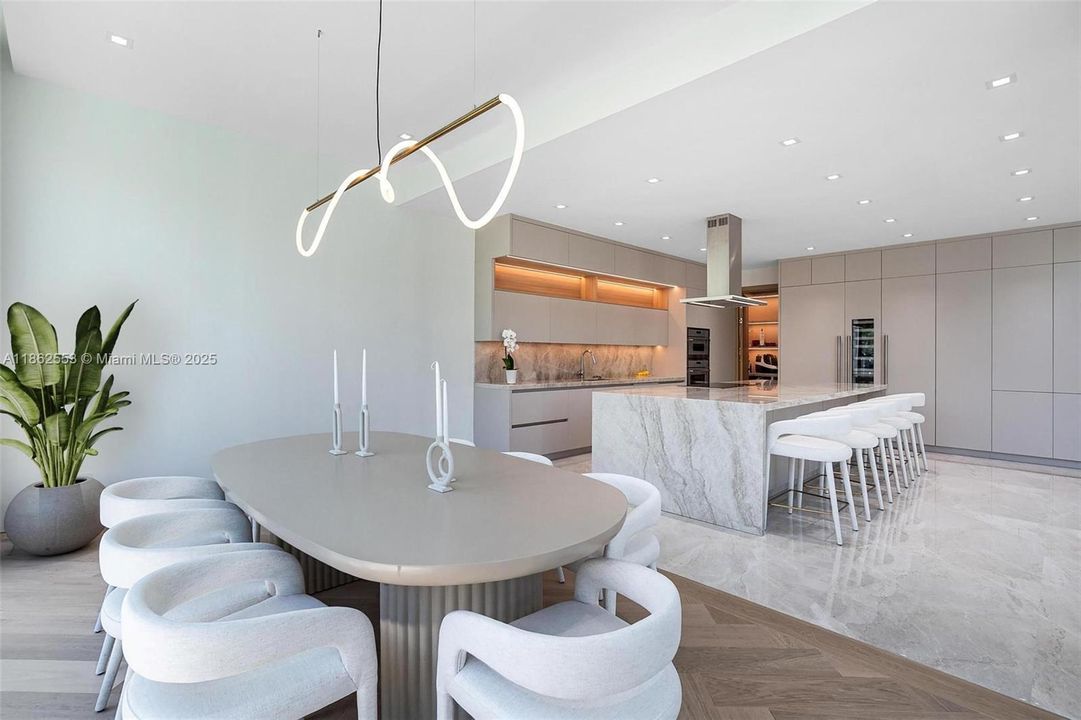 合同活跃: $3,500,000 (5 贝兹, 4 浴室, 4370 平方英尺)