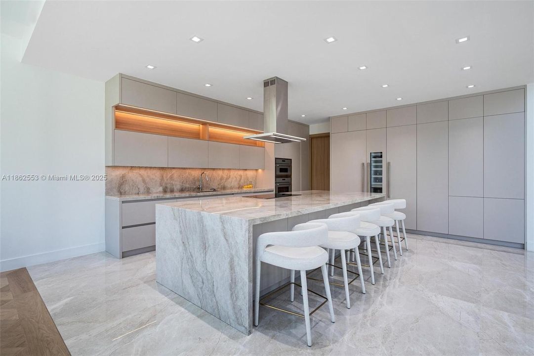 合同活跃: $3,500,000 (5 贝兹, 4 浴室, 4370 平方英尺)