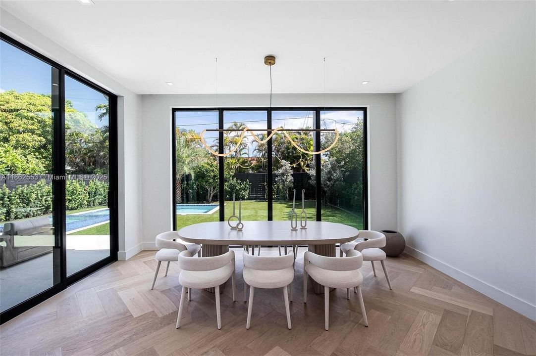 合同活跃: $3,500,000 (5 贝兹, 4 浴室, 4370 平方英尺)