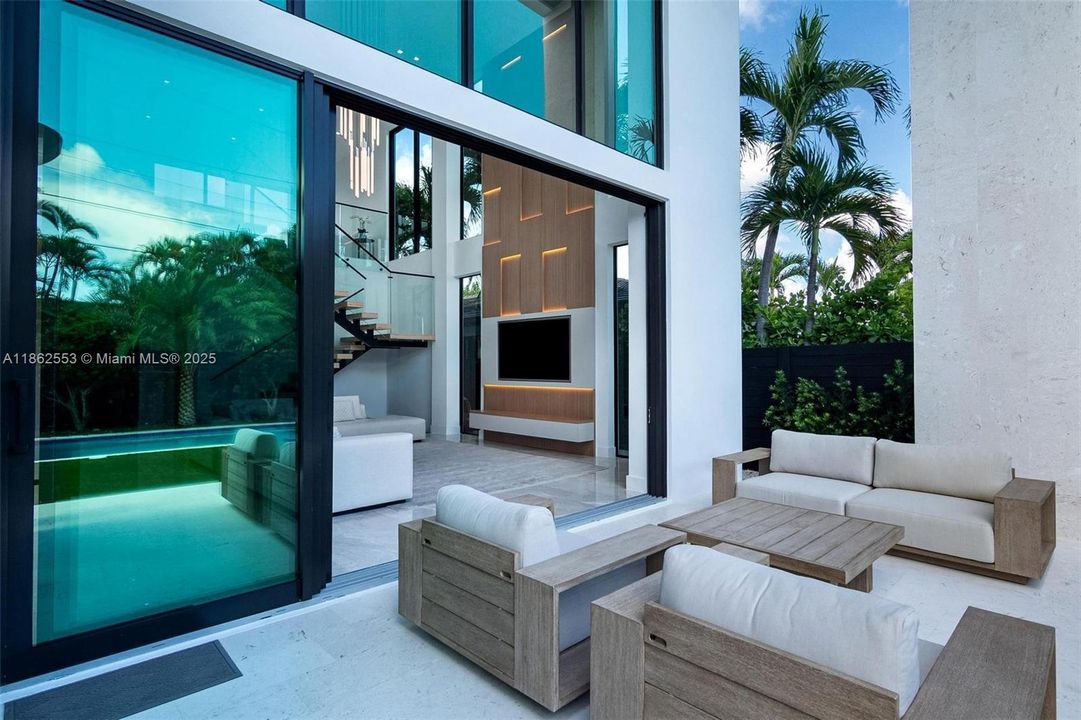 合同活跃: $3,500,000 (5 贝兹, 4 浴室, 4370 平方英尺)