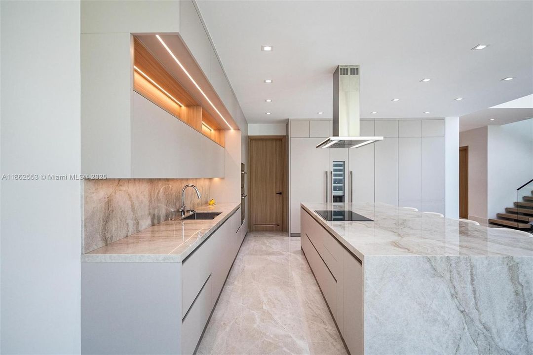 合同活跃: $3,500,000 (5 贝兹, 4 浴室, 4370 平方英尺)