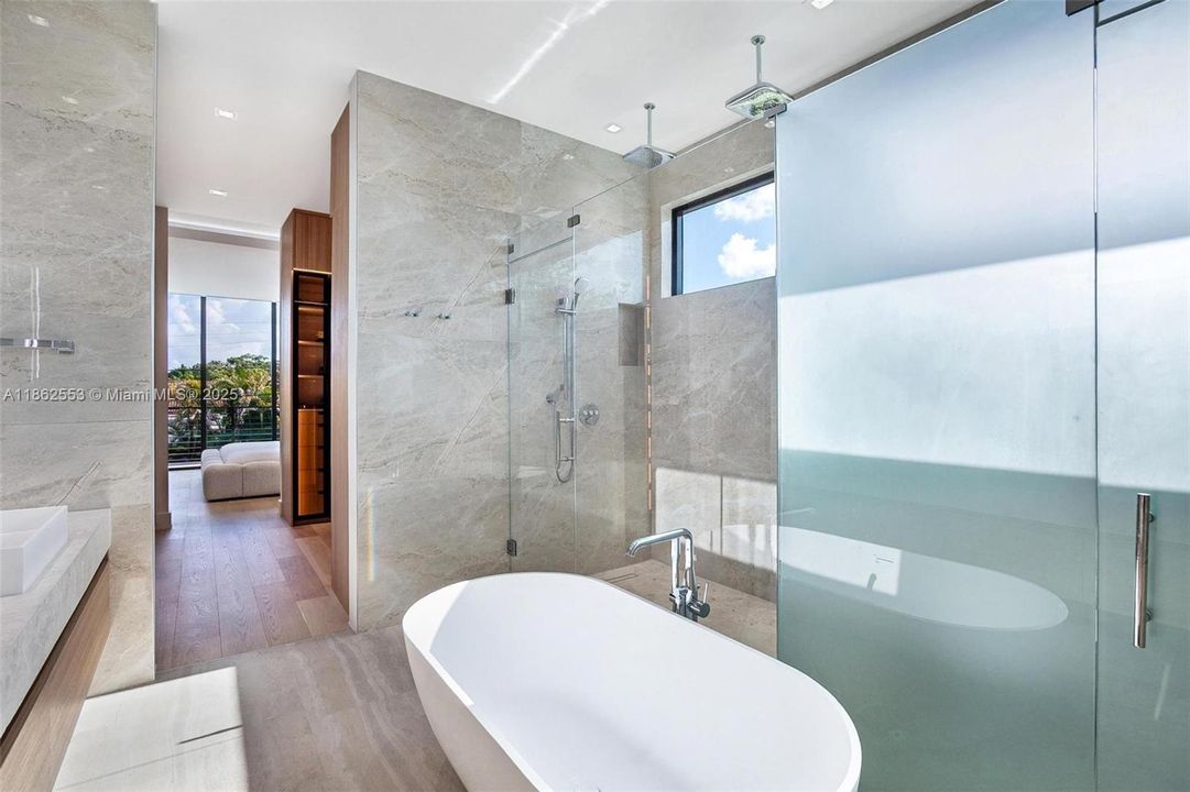 合同活跃: $3,500,000 (5 贝兹, 4 浴室, 4370 平方英尺)