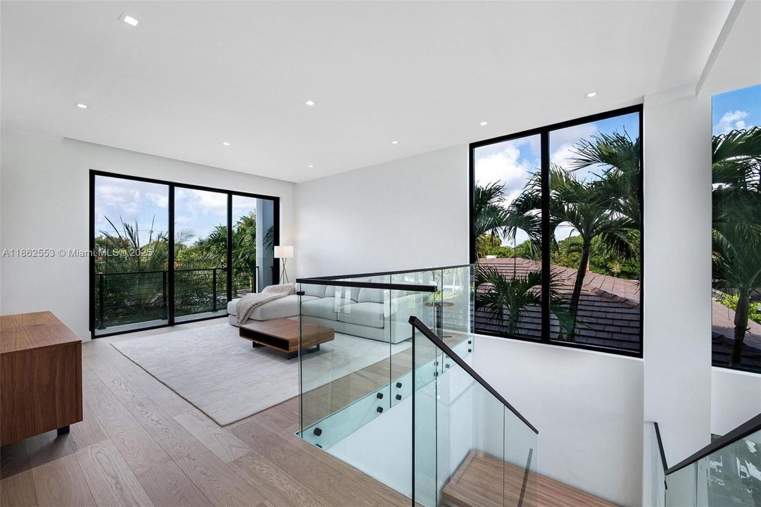 合同活跃: $3,500,000 (5 贝兹, 4 浴室, 4370 平方英尺)