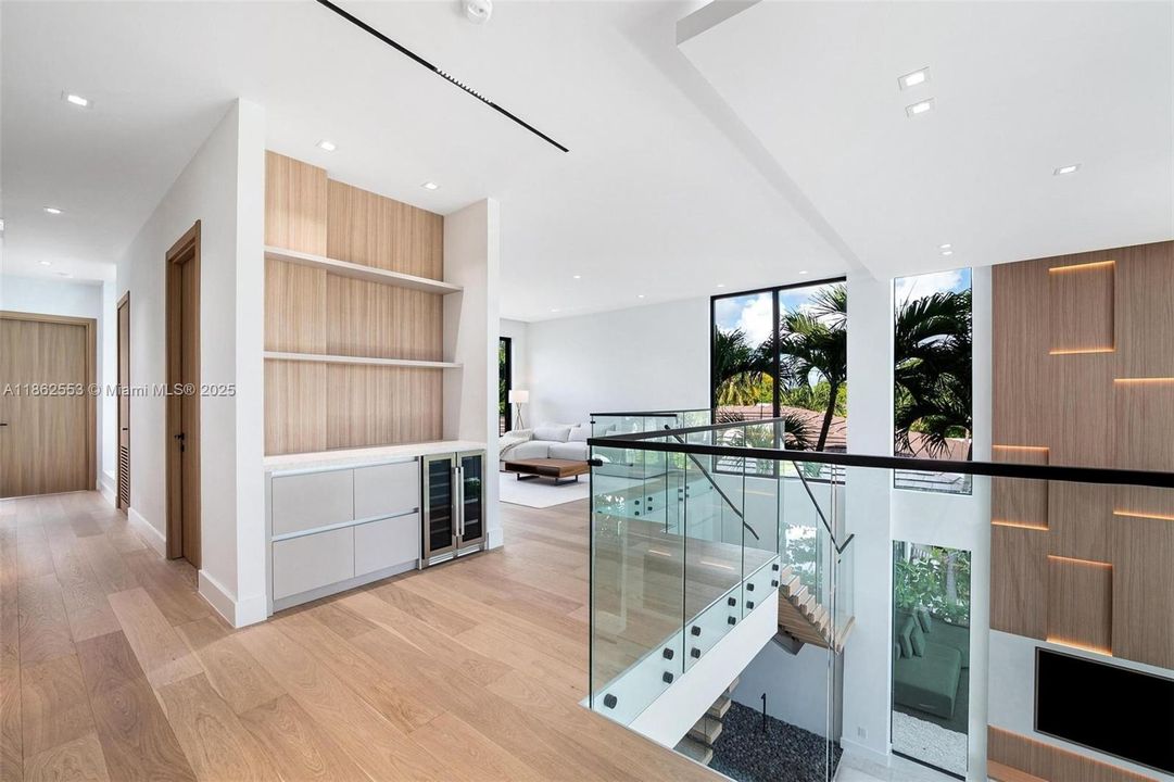 合同活跃: $3,500,000 (5 贝兹, 4 浴室, 4370 平方英尺)