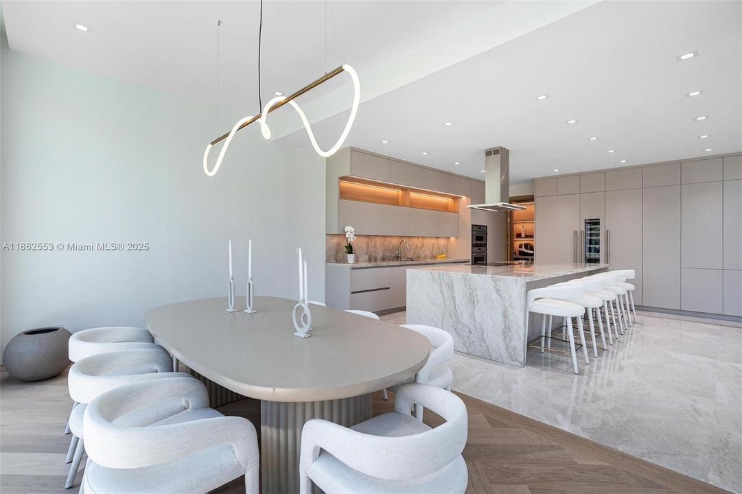 合同活跃: $3,500,000 (5 贝兹, 4 浴室, 4370 平方英尺)