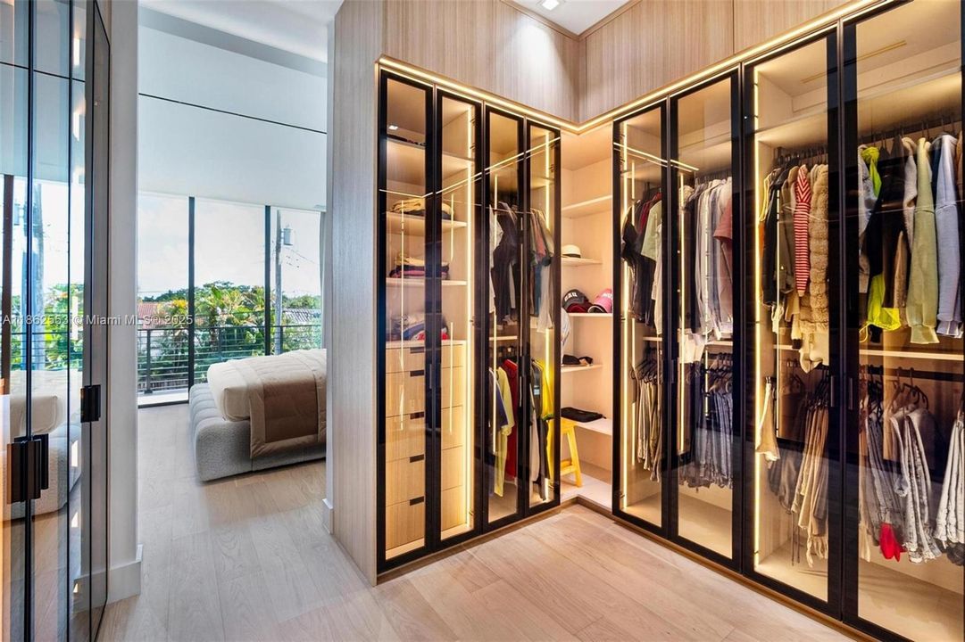 合同活跃: $3,500,000 (5 贝兹, 4 浴室, 4370 平方英尺)