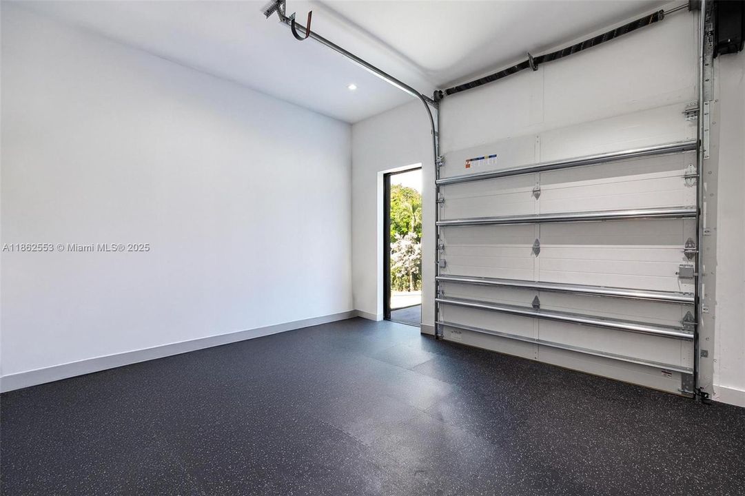 合同活跃: $3,500,000 (5 贝兹, 4 浴室, 4370 平方英尺)