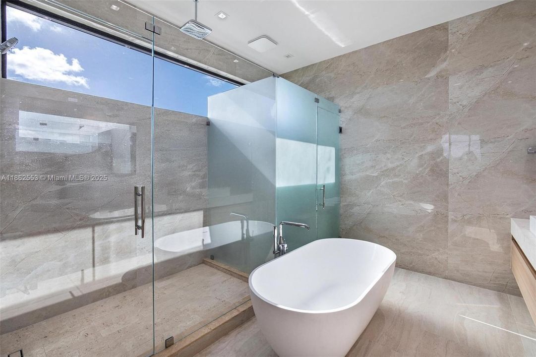 合同活跃: $3,500,000 (5 贝兹, 4 浴室, 4370 平方英尺)