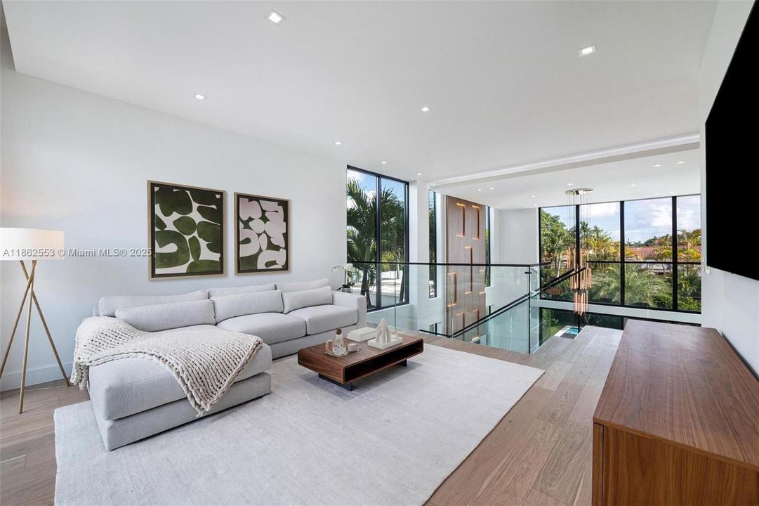 合同活跃: $3,500,000 (5 贝兹, 4 浴室, 4370 平方英尺)