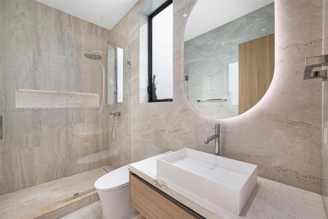 合同活跃: $3,500,000 (5 贝兹, 4 浴室, 4370 平方英尺)