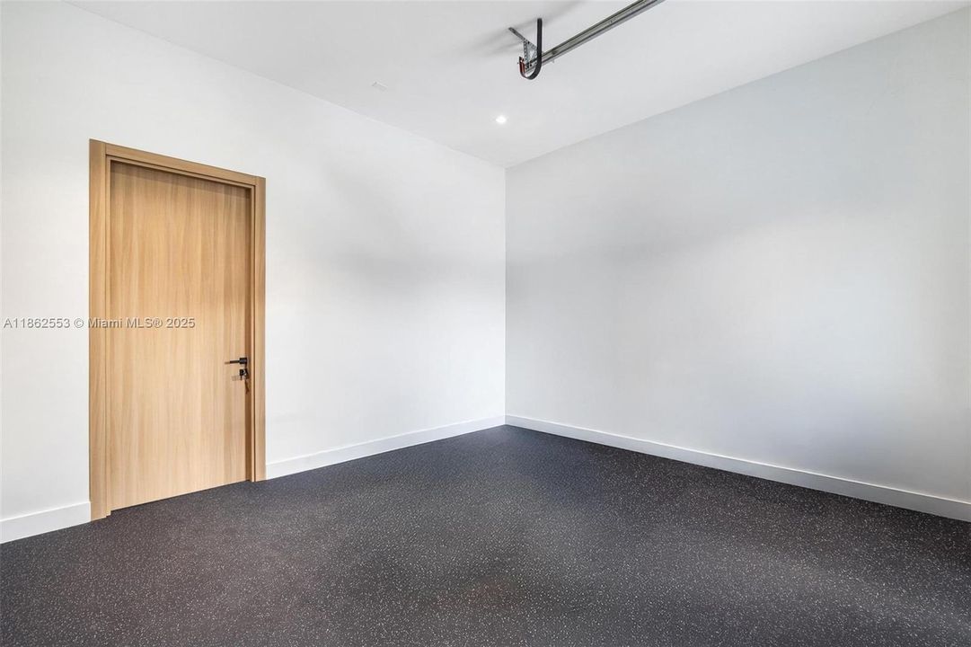 合同活跃: $3,500,000 (5 贝兹, 4 浴室, 4370 平方英尺)