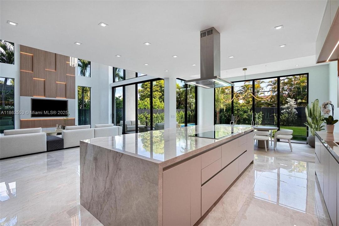 合同活跃: $3,500,000 (5 贝兹, 4 浴室, 4370 平方英尺)