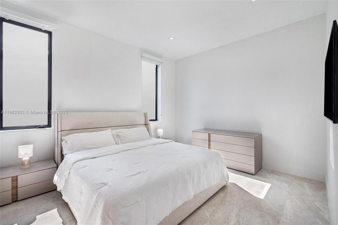 合同活跃: $3,500,000 (5 贝兹, 4 浴室, 4370 平方英尺)