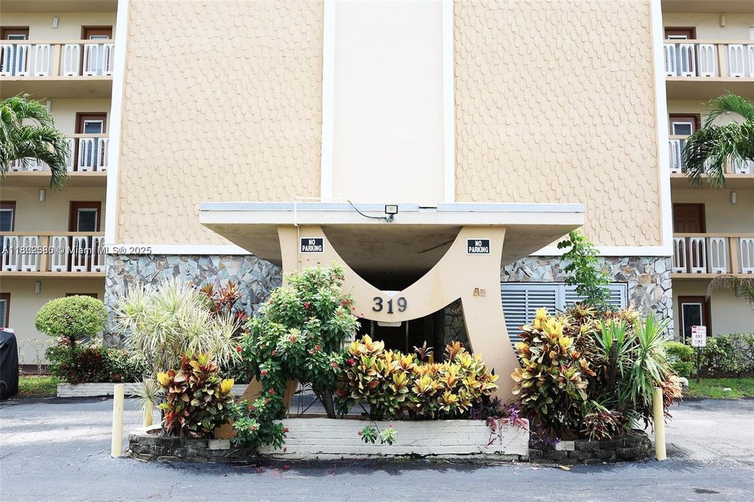 待售: $165,000 (1 贝兹, 1 浴室, 730 平方英尺)