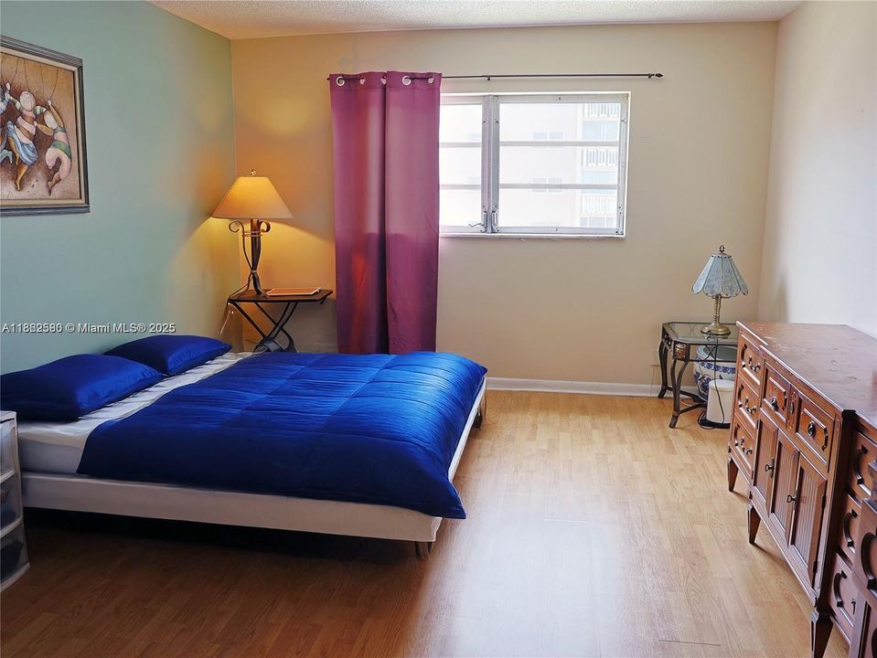 待售: $165,000 (1 贝兹, 1 浴室, 730 平方英尺)