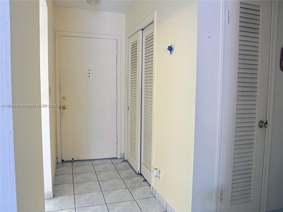 待售: $165,000 (1 贝兹, 1 浴室, 730 平方英尺)