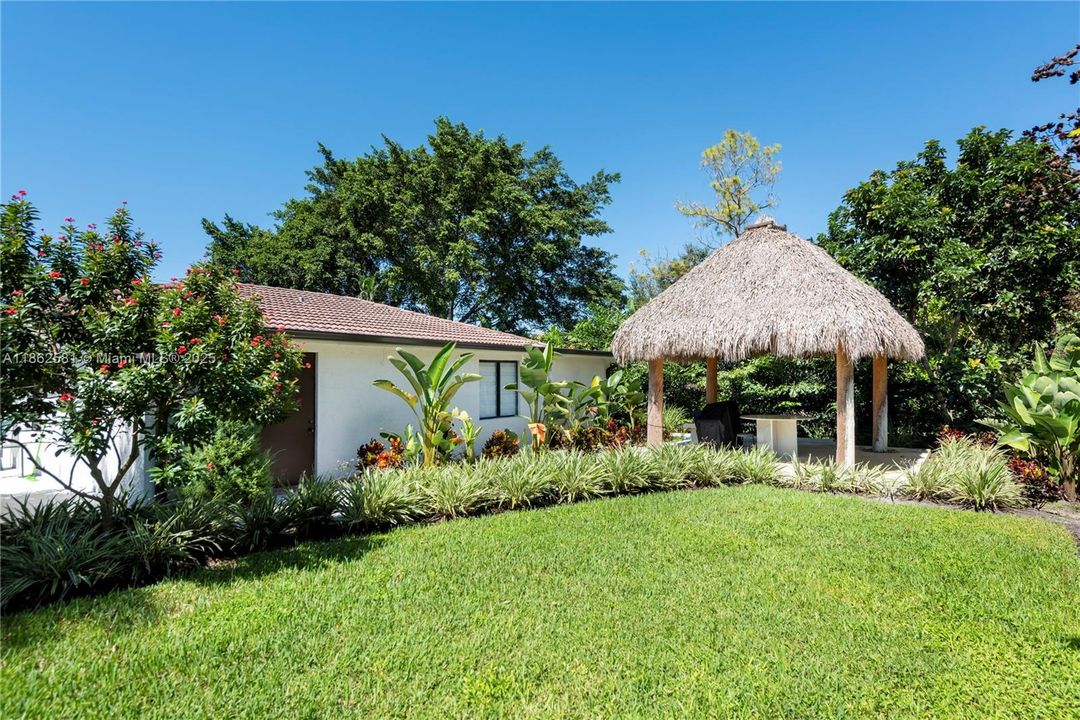 Recently Sold: $2,500,000 (3 beds, 2 baths, 900 Square Feet)