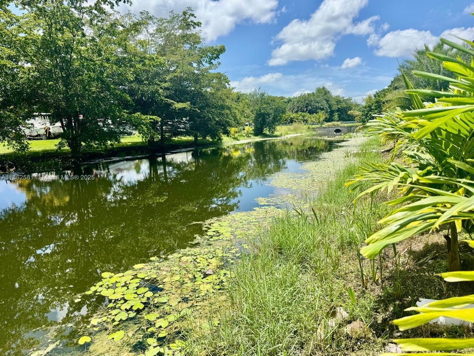 Recently Sold: $2,500,000 (3 beds, 2 baths, 900 Square Feet)