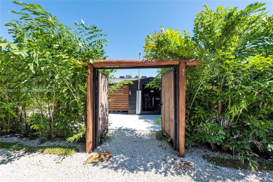 Recently Sold: $2,500,000 (3 beds, 2 baths, 900 Square Feet)