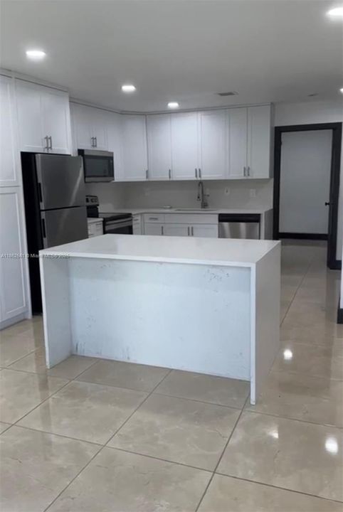 Recently Sold: $2,500,000 (3 beds, 2 baths, 900 Square Feet)